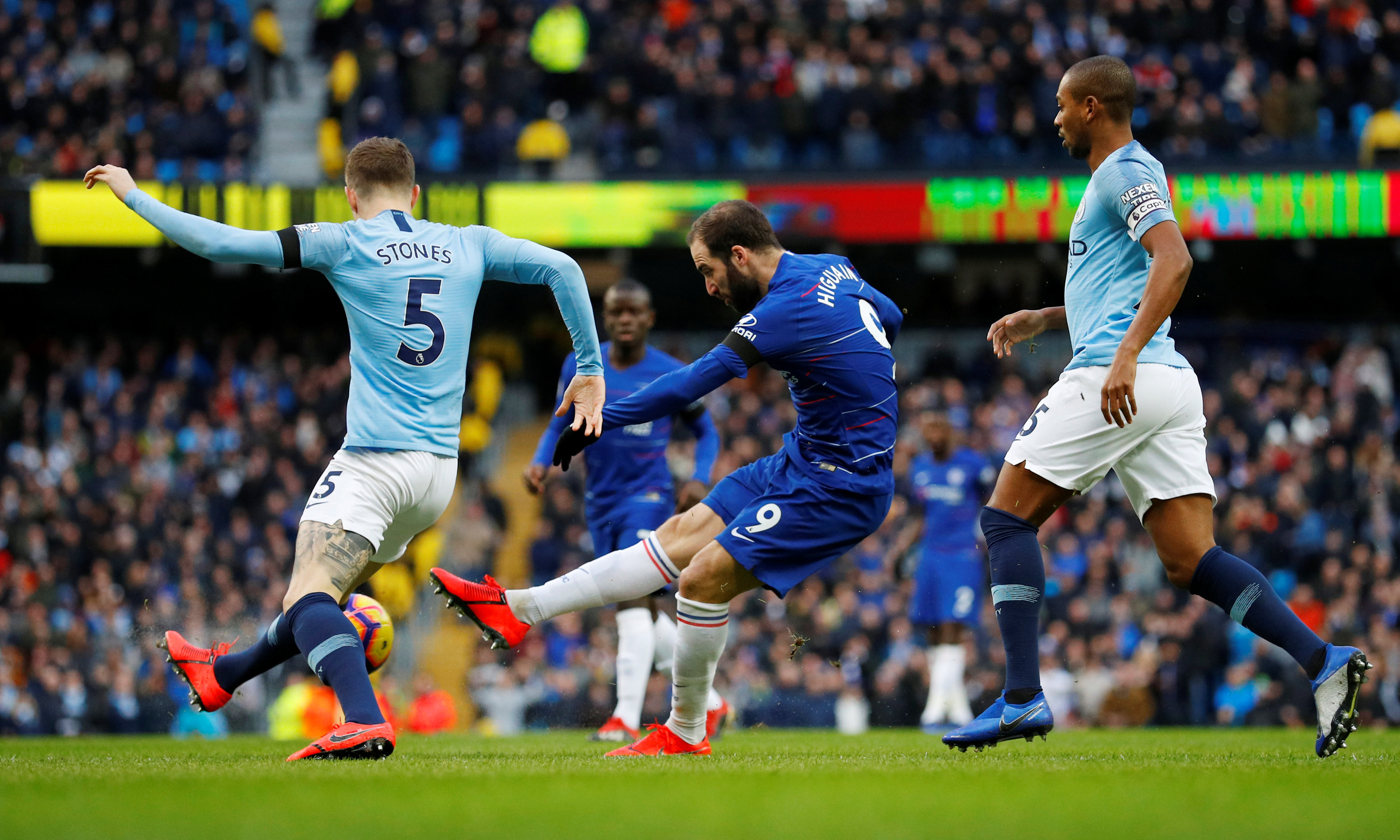 詹姆斯这项数据居然断崖式领先！（詹姆斯这项数据领先幅度堪称断层！）