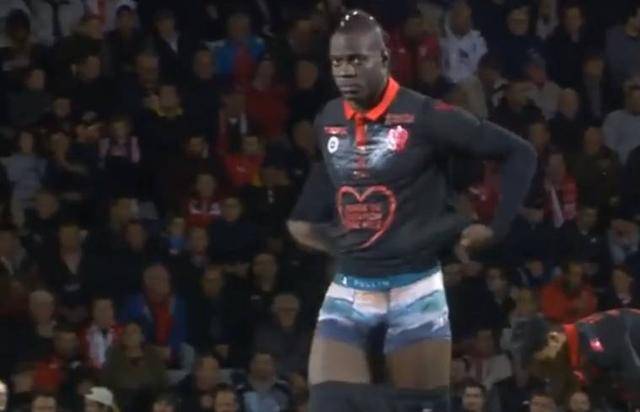 国脚中场精准传球，撕开对手防线（国脚中场精准直塞，穿透对手防线）