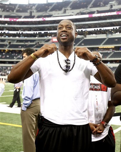 欧文突破防守造成杀伤，制造罚球（欧文强突撕裂防线，搏得罚球）