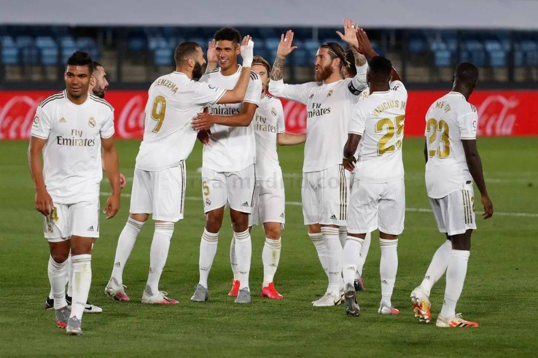 C罗2026世界杯将推出金色签名球鞋，致敬经典Mercurial设计（C罗将在2026世界杯发布金色签名战靴，致敬经典Mercurial设计）