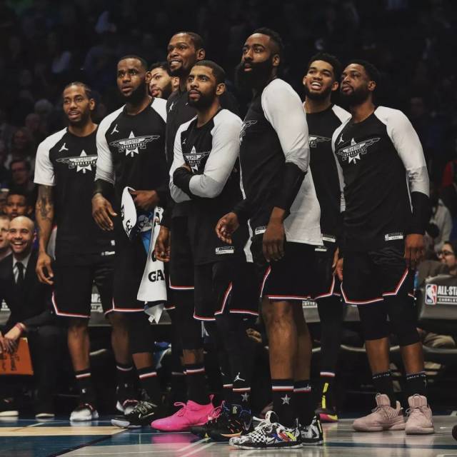 脚步不够快！首发的杨瀚森侧移被吹阻挡 4分钟不到累积2犯被换下（脚步慢半拍！首发杨瀚森侧移遭判阻挡，开场不到4分钟累积两犯被换下）