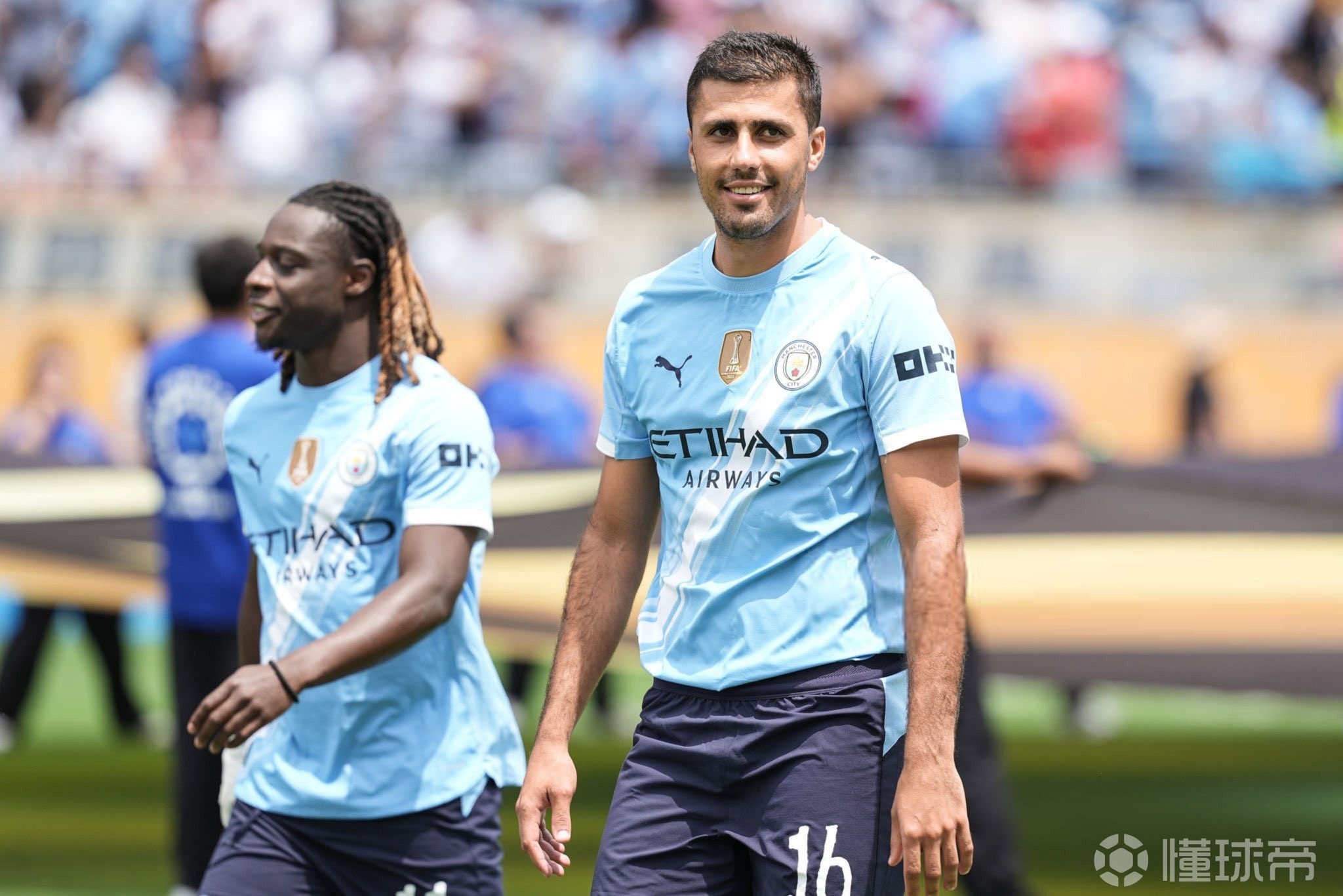 马卡：小西蒙尼如今表现出色，离不开梅西对他的明智建议（马卡：小西蒙尼近期状态火热，梅西的点拨功不可没）