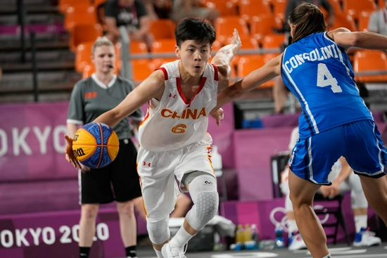 数据占优，拜仁对阿森纳5场不败，14次交手赢下8场（数据优势明显：拜仁近5次对阵阿森纳保持不败，14次交锋斩获8胜）