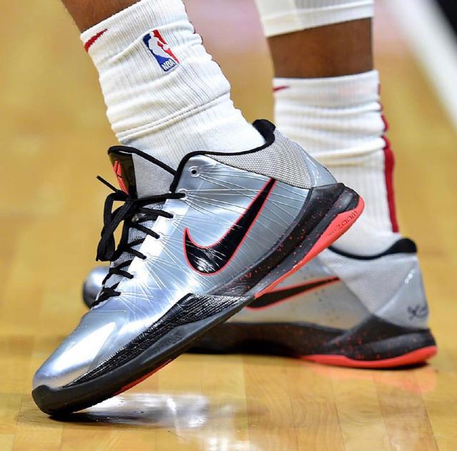 弗朗切斯科·托蒂两分钟的精彩表现， 多么不可思议的球员！（两分钟尽显传奇，弗朗切斯科·托蒂的不可思议表演）