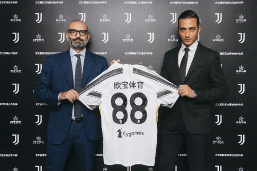 法比奥晒与古加搞怪合照：我们爱中国，很满意现在的生活状态（法比奥与古加晒搞怪合影：我们热爱中国，对当下生活十分满意）