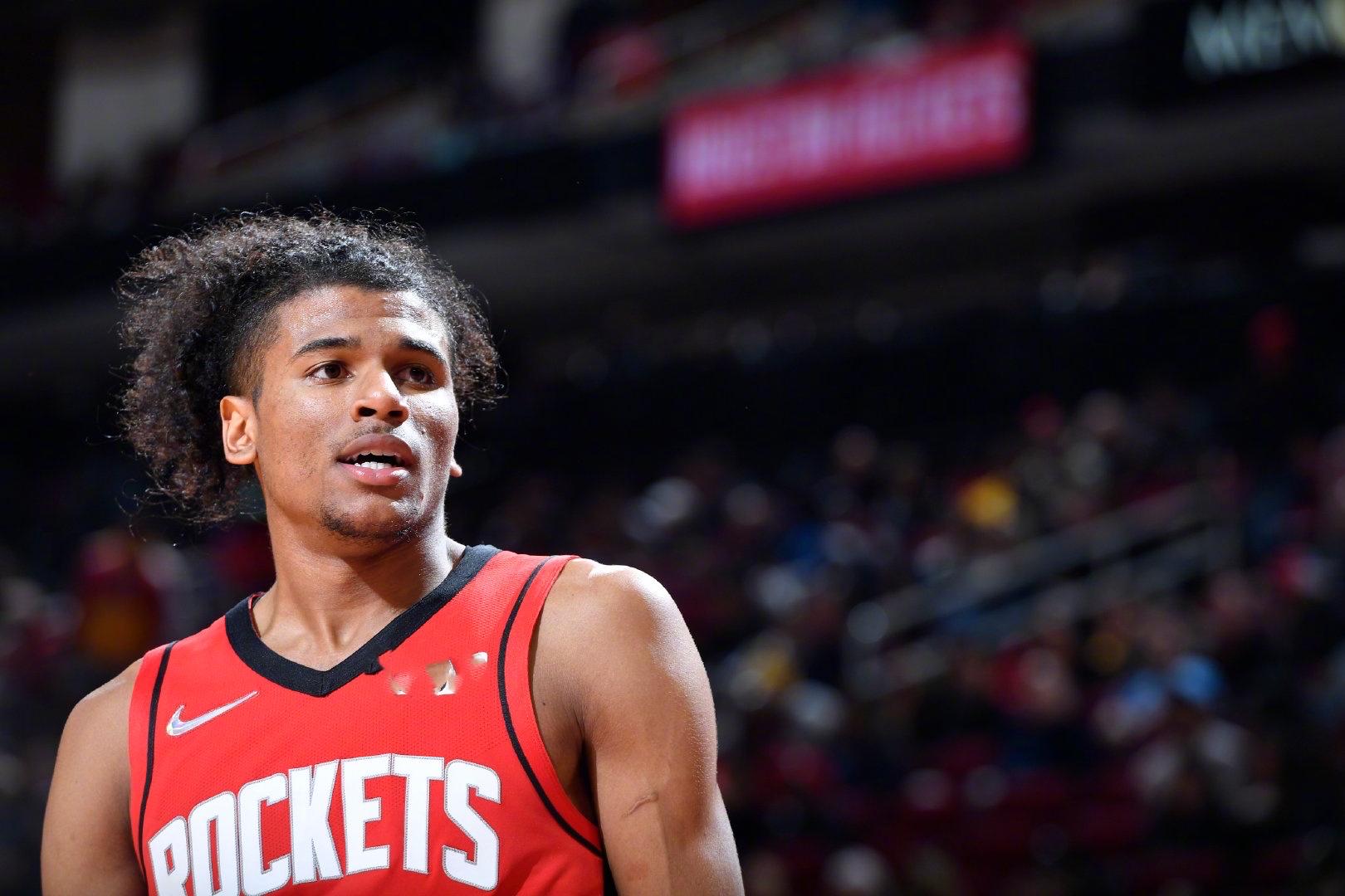 辽宁男篮王哲林末节关键得分（王哲林末节贡献关键分助辽宁男篮）