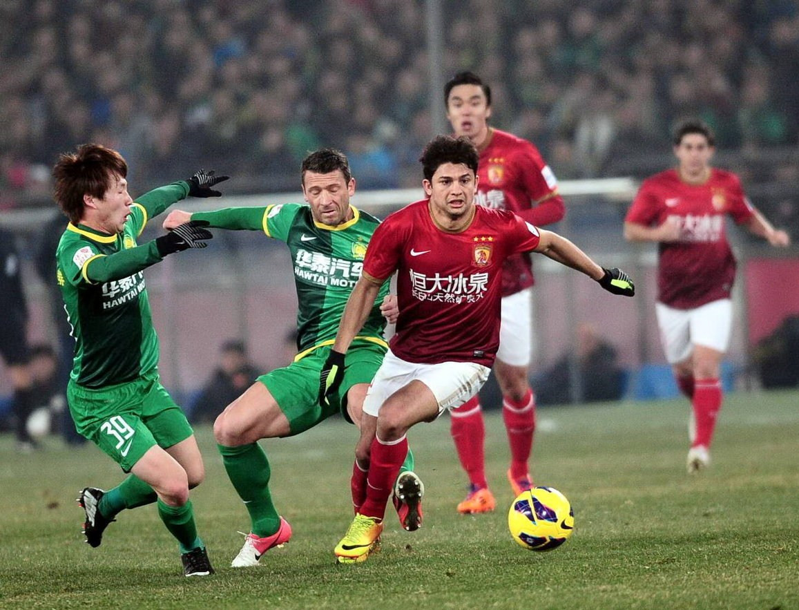 世界杯官方票价震惊球迷，国际足联被指榨干粉丝热情（世界杯票价引发哗然，国际足联被质疑消磨球迷热情）