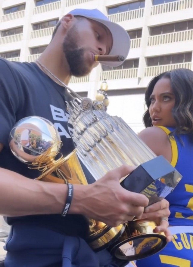 穆勒与梅西交手记录：穆勒正式比赛7胜1负，周末将...（穆勒战梅西往绩：正式赛场7胜1负，周末再迎对决）