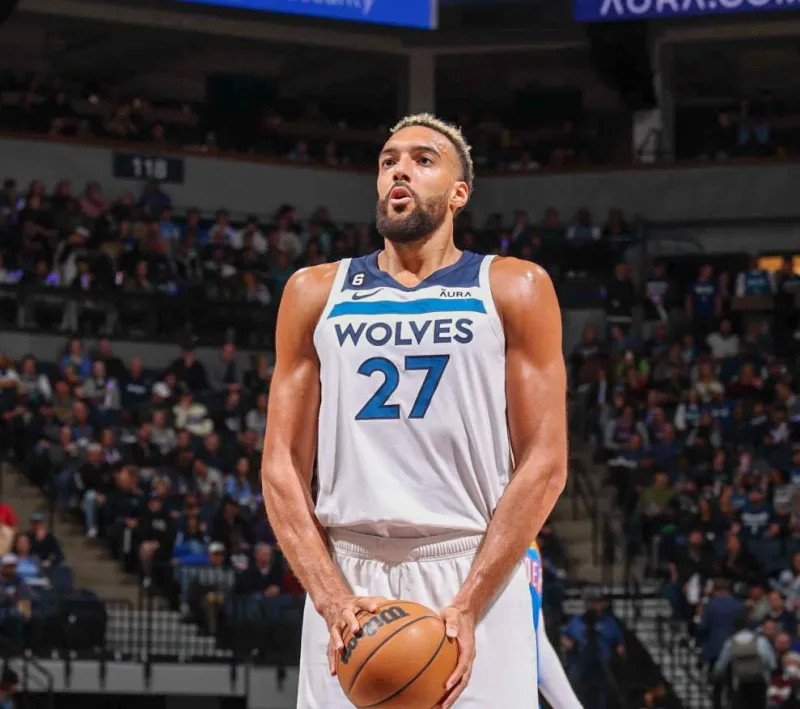 狼队14轮仅积2分排名英超垫底，上赛季曾双杀曼联（从双杀曼联到英超垫底：狼队14轮仅得2分）