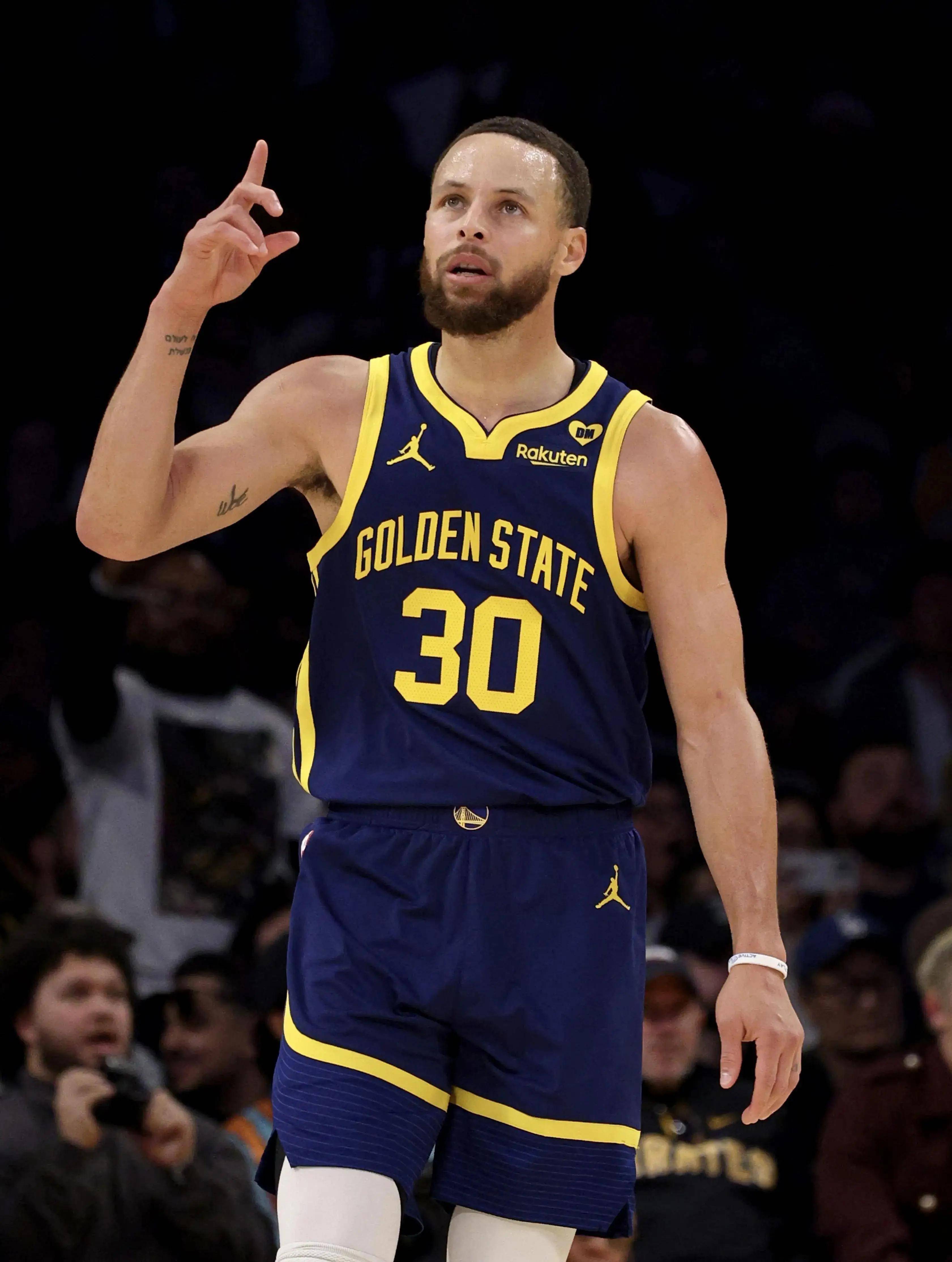 克罗斯评历史最佳11人：C罗左边锋，梅西前腰，马尔蒂尼入选（克罗斯评选史上最佳11人：C罗司职左翼，梅西担任前腰，马尔蒂尼在列）